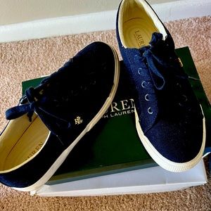 Walking shoes, great to wear with joggers, jeans and a sweater.